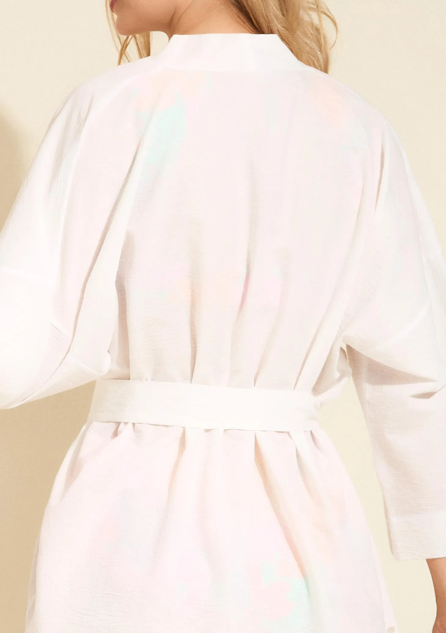 Bawełniane kimono plażowe wiązane w pasie z ozdobnym wzorem - Boho
