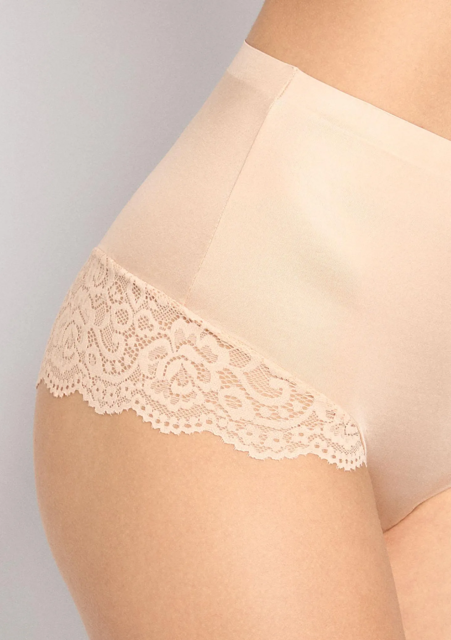 Figi damskie brazyliany z koronką delikatnie modelujące cieliste Brasilian Excellent Poupee Marilyn